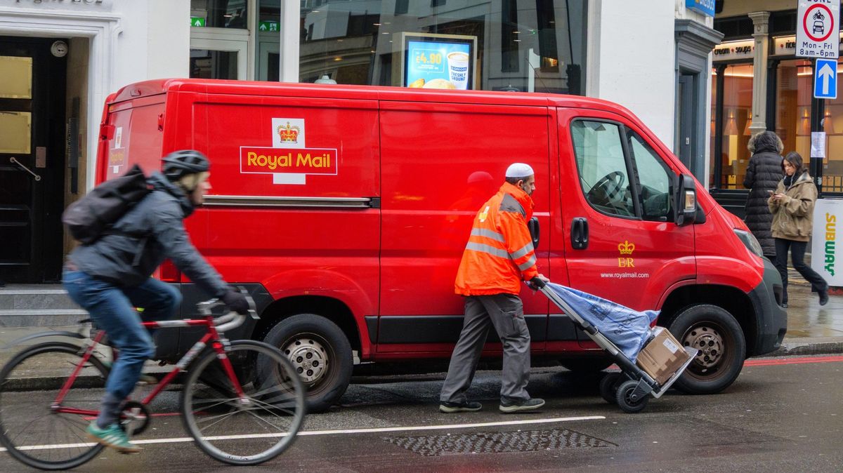 Křetínský nezačal šťastně. Jeho britská pošta doručila pozdě miliony zásilek